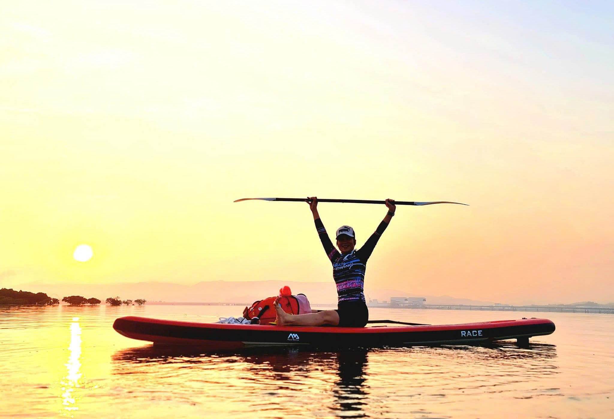 ពួកគេរំលឹកគ្នាទៅវិញទៅមកឱ្យរក្សាចម្ងាយពីទូក កុំចោលសំរាម និងកុំឈ្លានពានតំបន់រសើបនៃតំបន់បេតិកភណ្ឌ។ សម្រាប់ពួកគេ ការជិះស្គីលើទឹកនៅឈូងសមុទ្រហាឡុងមិនមែនគ្រាន់តែជាចំណង់ចំណូលចិត្តនោះទេ ប៉ុន្តែវាក៏ជាមធ្យោបាយមួយដើម្បីរៀនគោរពធម្មជាតិ និងបន្ថយល្បឿនក្នុងល្បឿនដ៏មមាញឹកនៃជីវិតផងដែរ។ (ង្វៀនឌឿង)