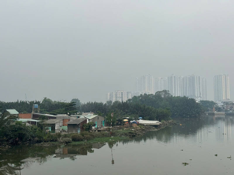 Khu vuc co nhieu cay, song nuoc, nguoi dan khi luu thong co the nhin thay lop suong mu. Anh: Thanh Vu