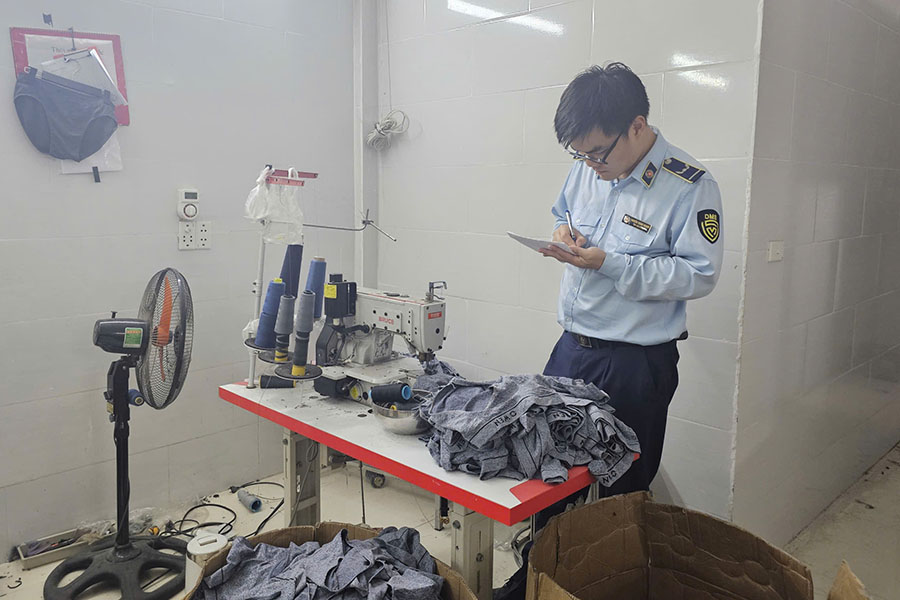 Luc luong chuc nang phat hien bit tat thanh pham, nguyen lieu, phuong tien de san xuat bit tat nghi gia mao. Anh: Chi cuc QLTT Ha Noi