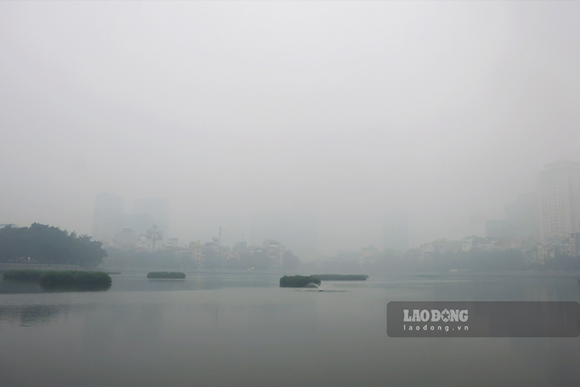 Khong chi gay mua, Ha Noi con chim trong suong trang. Tai ho Dong Da, suong mu mit, tam nhin xa giam thap.