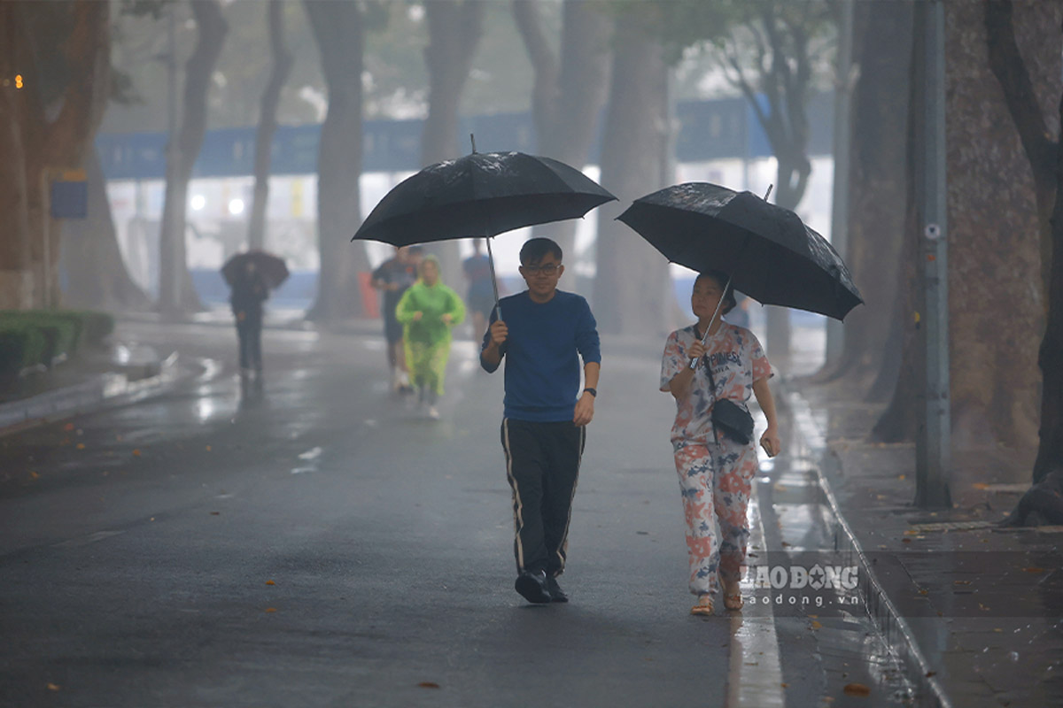 Ghi nhan tai khu vuc bo ho Hoan Kiem, mua lanh khien nhieu nguoi, dac biet la nguoi cao tuoi phai trang bi them ao am, o du de tap the duc buoi sang som.