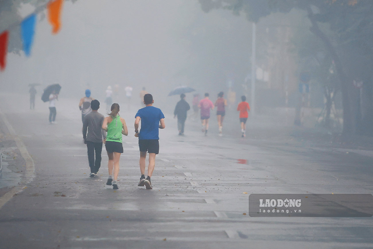 Suong mu day dac tren pho Dinh Tien Hoang.