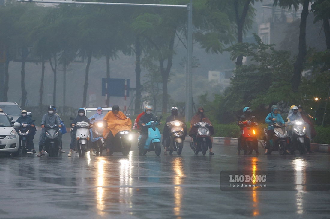 Ghi nhan khoang 7h30 sang, tai nhieu tuyen duong trung tam, cac phuong tien van phai bat den chieu gan do troi am u, mo mit.