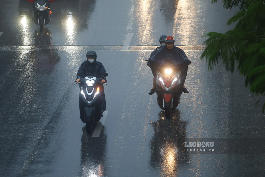 Troi mua kem suong mu khien cac phuong tien phai di chuyen cham hon, gap doi chut kho khan.