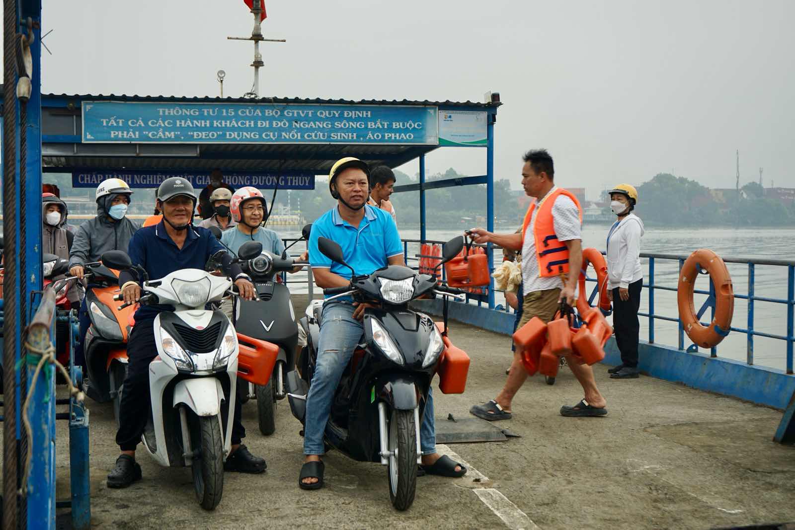 Tu sang som, co hang tram luot khach den ben do Binh Quoi (phuong Binh Quoi) de sang song phia phuong Thu Duc. Anh: Thai Bao