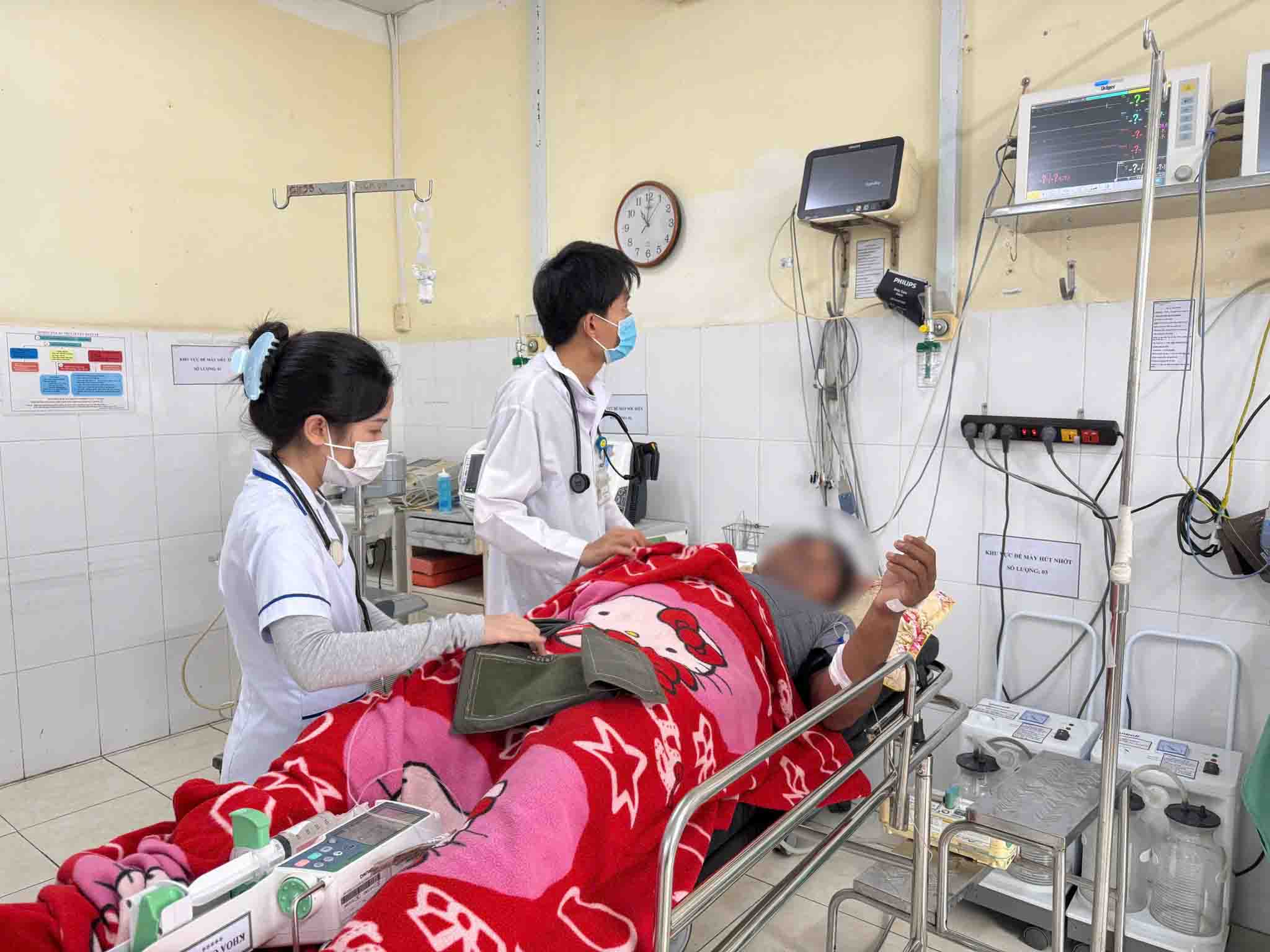 The health sector has just saved the lives of 2 stroke patients in Khanh Hoa. Photo: 115 Emergency Center