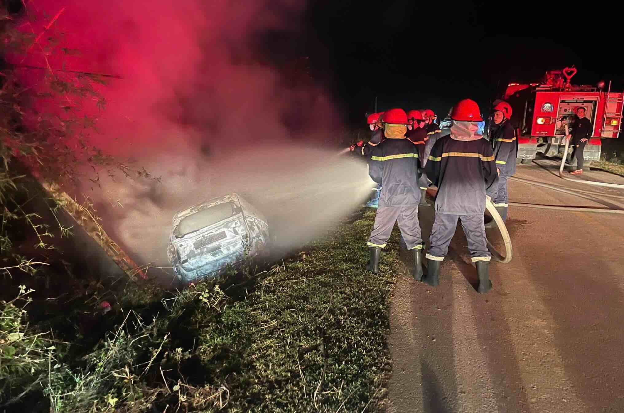 The car caught fire fiercely after the accident on Provincial Road 17. Photo: Ha Tinh Police