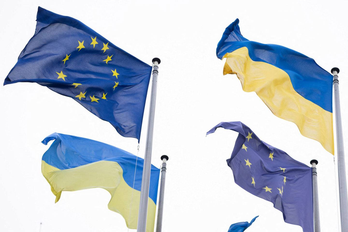 The flag of the European Union (EU) and the flag of Ukraine. Photo: AFP