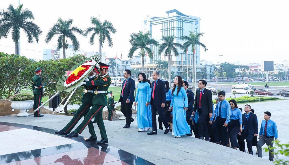 The delegation of the Da Nang City Trade Union offered incense to commemorate the heroic martyrs. Photo: Da Nang Trade Union.