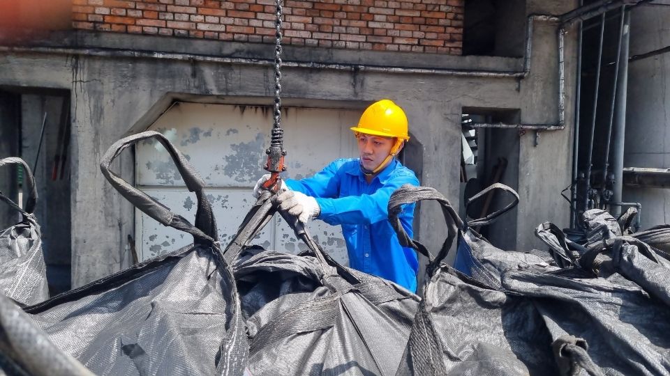 Nguoi lao dong ap dung giai phap sang tao vao thuc te san xuat. Anh: Hoang Loc