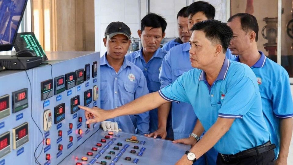 Workers operate machinery after applying improvements. Photo: Hoang Loc