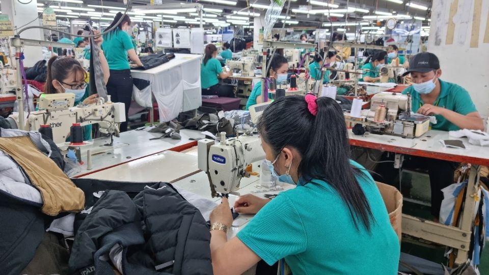 Cong nhan hang hai tham gia phong trao thi dua tai doanh nghiep. Anh: Hoang Loc