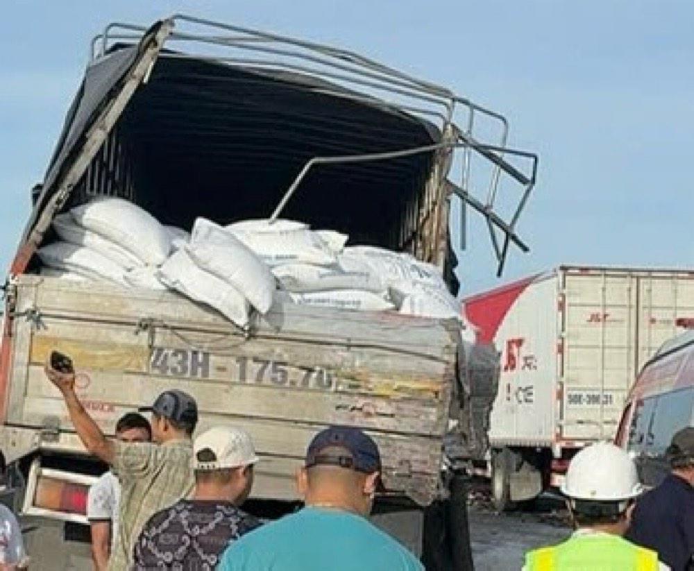 Phan duoi cua xe tai cung chieu trong vu tai nan. Anh: Pham Duy