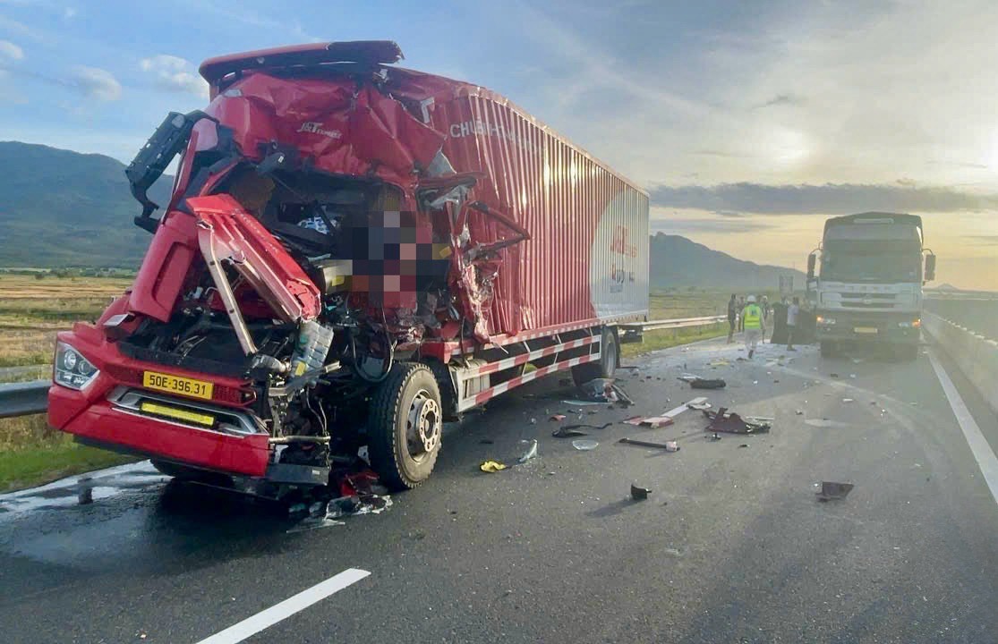 Hien truong vu tai nan 2 xe tai tren cao toc Vinh Hao - Phan Thiet. Anh: Pham Duy