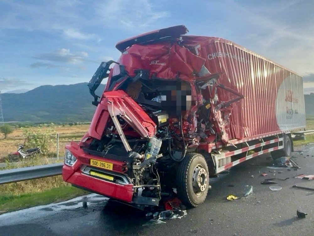 Dau xe tai giao hang bi bien dang, tai xe ket trong cabin. Anh: Pham Duy