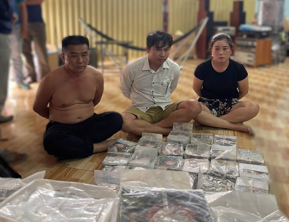 Các đối tượng buôn bán ma túy bị bắt giữ cùng tang vật. Ảnh: Công an