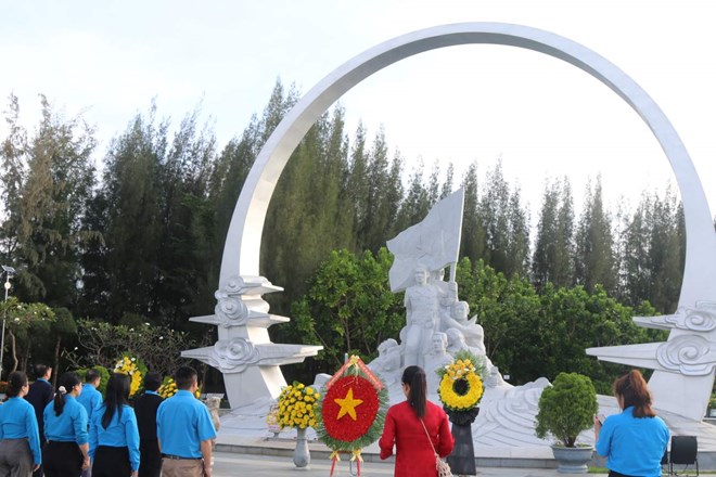 Liên đoàn Lao động tỉnh Khánh Hòa dâng hương tại Khu tưởng niệm chiến sĩ Gạc Ma.