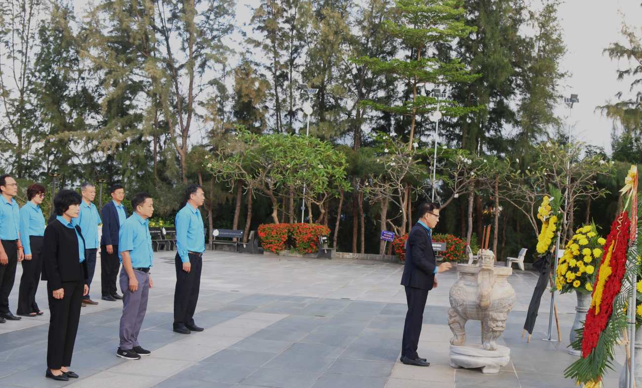 Can bo Cong doan Khanh Hoa dang huong tai Khu tuong niem chien si Gac Ma. Anh: Phuong Linh