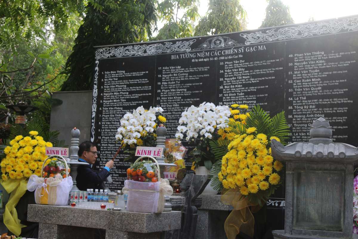 Ong Phan Thanh Liem - Chu tich Lien doan Lao dong tinh Khanh Hoa dang huong tai khu mo gio tuong niem cac anh hung liet si Gac Ma. Anh: Phuong Linh