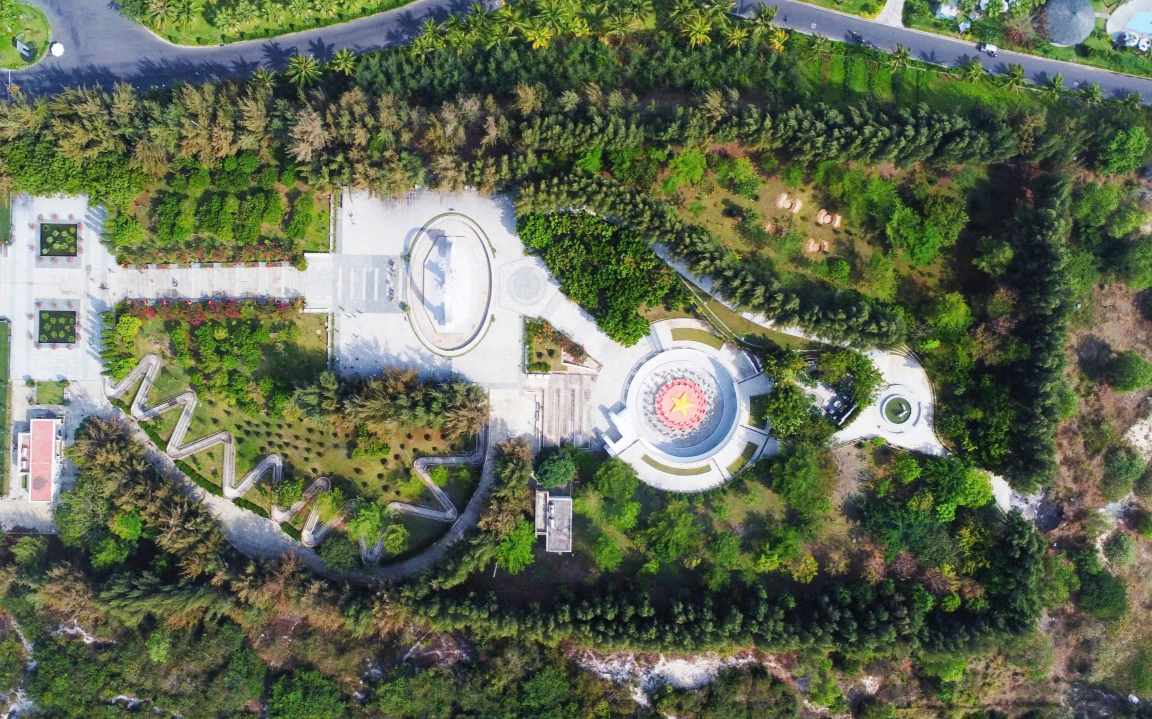 Khu tuong niem chien si Gac Ma, mot trong nhung dau an cua to chuc Cong doan, tro thanh dia chi do ve nguon cua doan vien, cong nhan lao dong. Anh: Phuong Linh