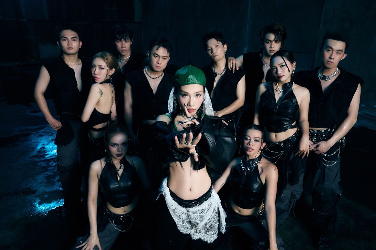 Nu ca si danh dau su tro lai. Anh: Nghe si cung cap.