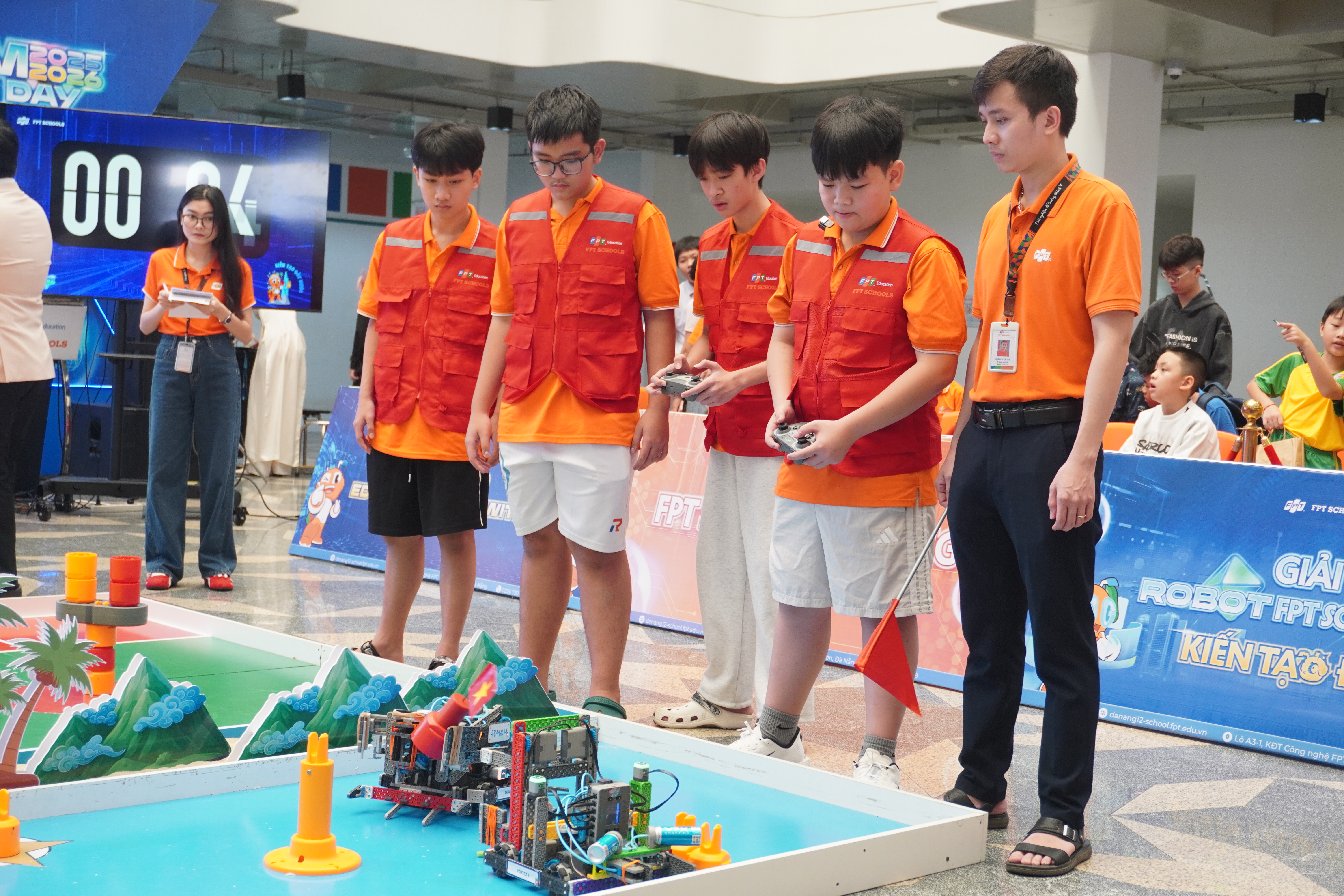 Hoc sinh thi tai dua robot, AI tai Open STEM Day 2025 Da Nang. Anh: Tran Thi