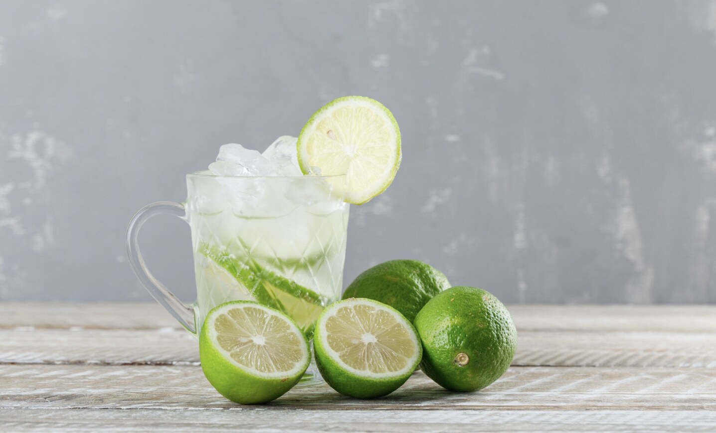 痔を患っている人はレモン水を飲むべきですか? 写真:トゥイ・ズオン