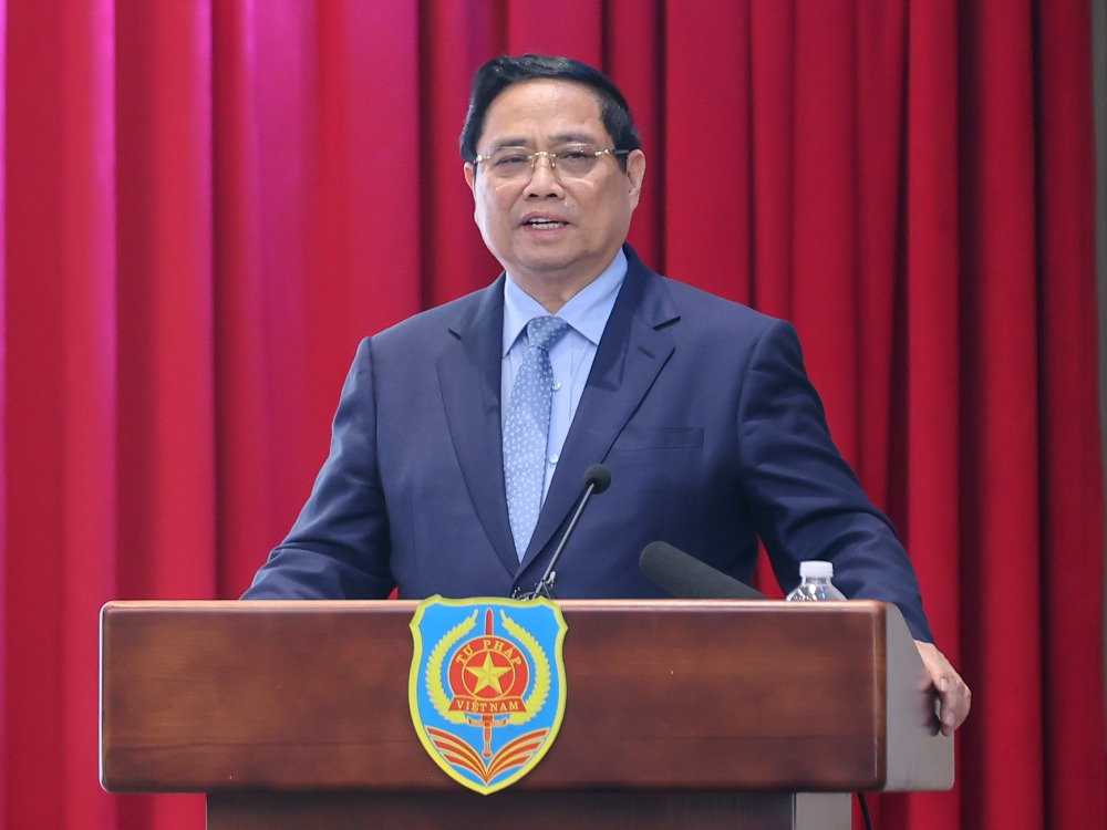 El miembro del Buro Politico y Primer Ministro Pham Minh Chinh habla en la conferencia nacional de resumen del trabajo judicial. Foto: Nhat Bac