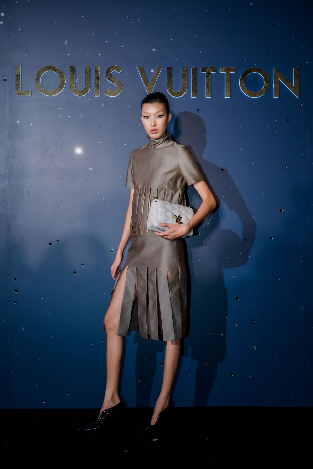 Dahan Phuong Oanh - chan dai dat gia bac nhat cua lang mau Viet tren san dien thoi trang quoc te gay an tuong boi ve dep dam chat A Dong cung set do doc dao cua LV.