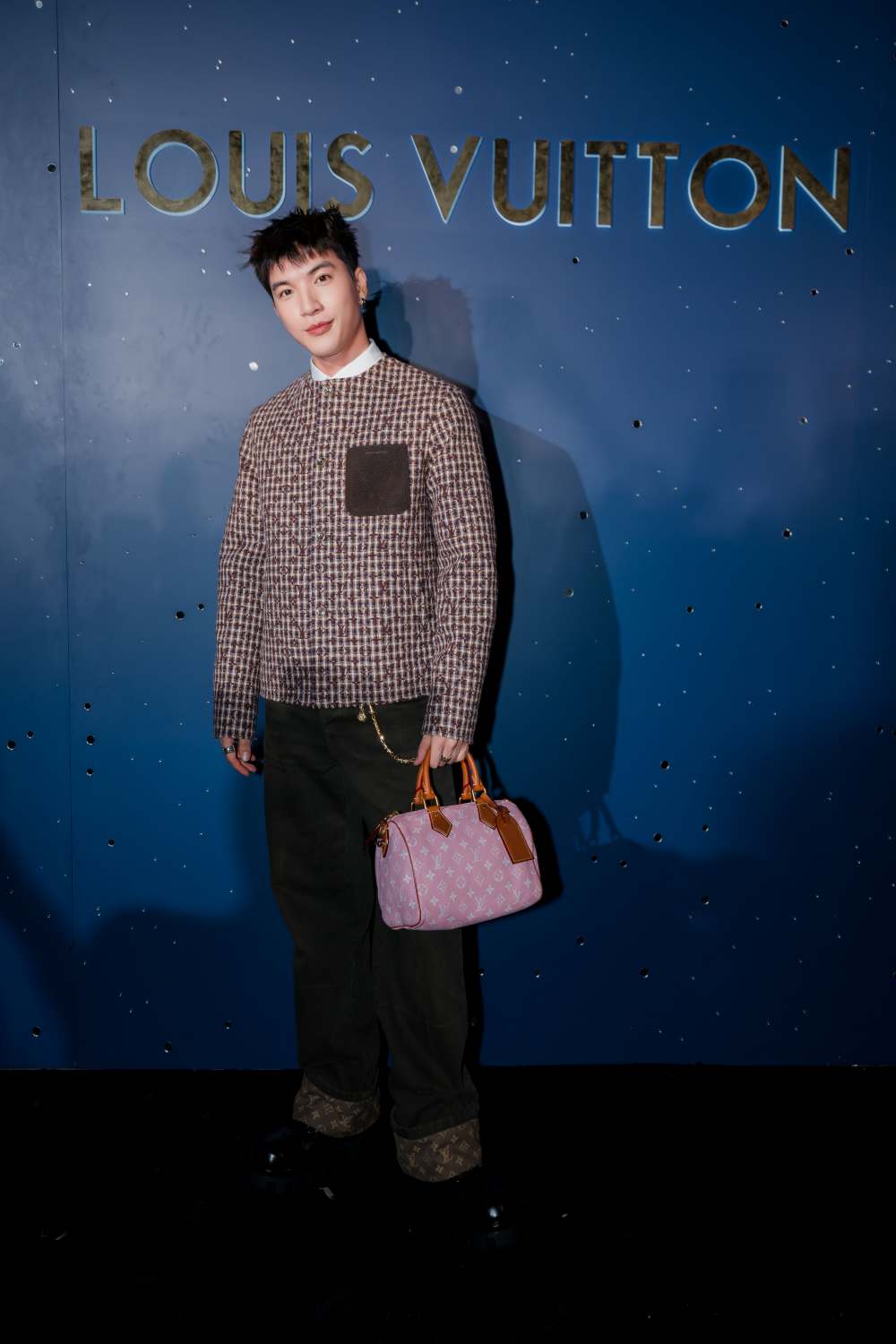 “Anh trai” HIEUTHUHAI xuat hien dien trai tai su kien. Anh: Ban to chuc