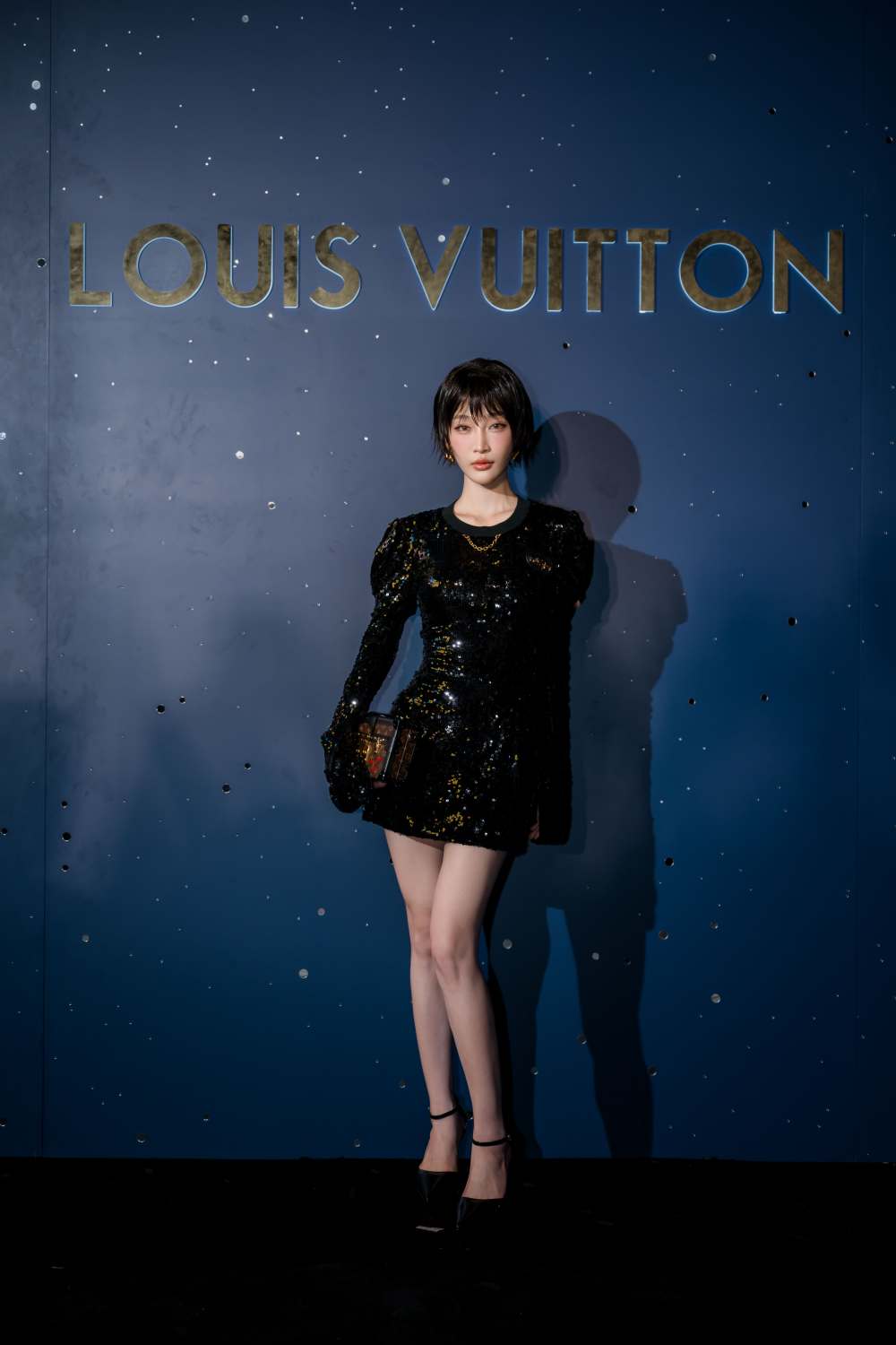 Juky San gay an tuong voi mai toc ngan va set do “all black” cuc than thai. 