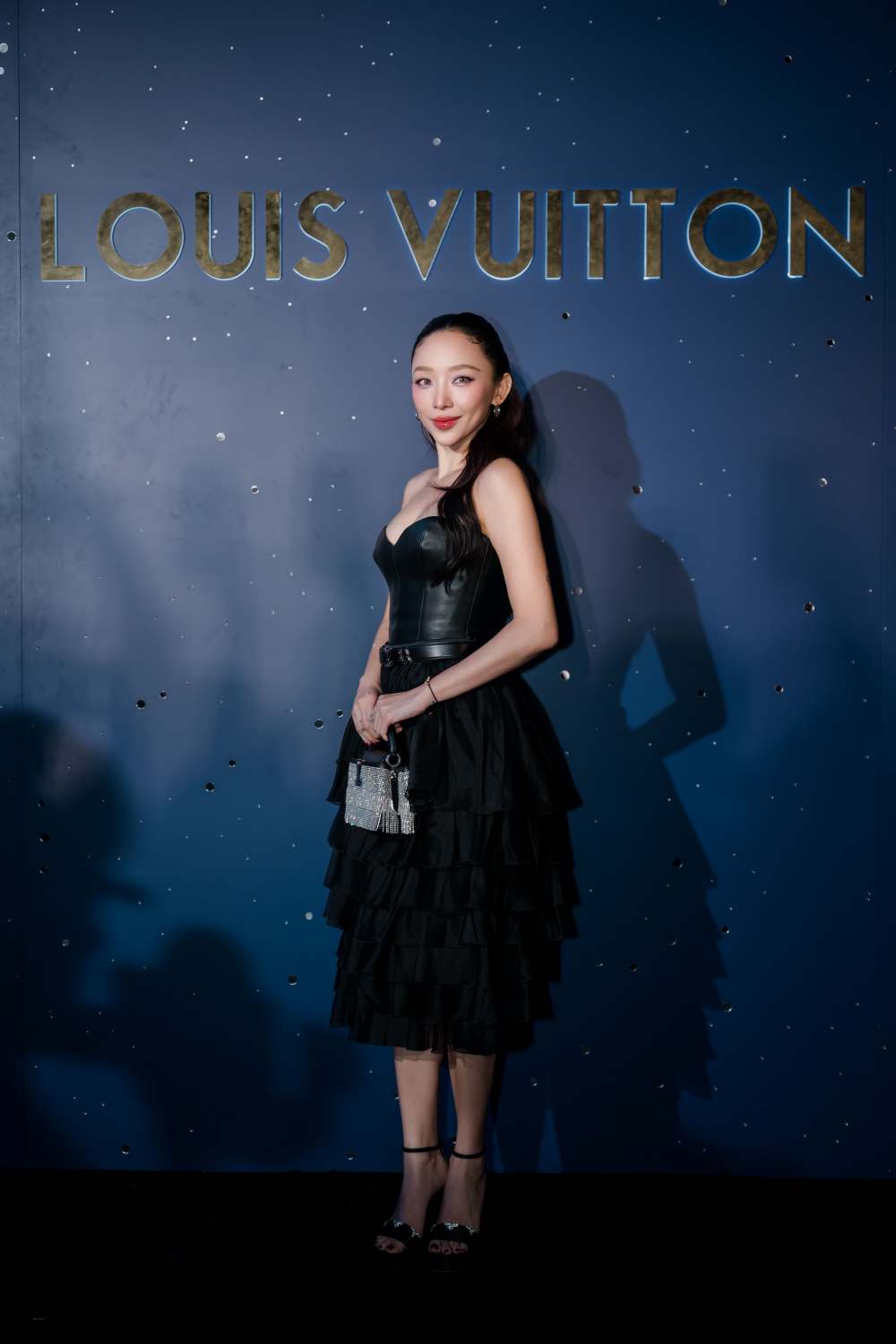 Dien mot set do den thanh lich, Toc Tien tao diem nhan bang chiec Capucines Bag tua rua lap lanh.