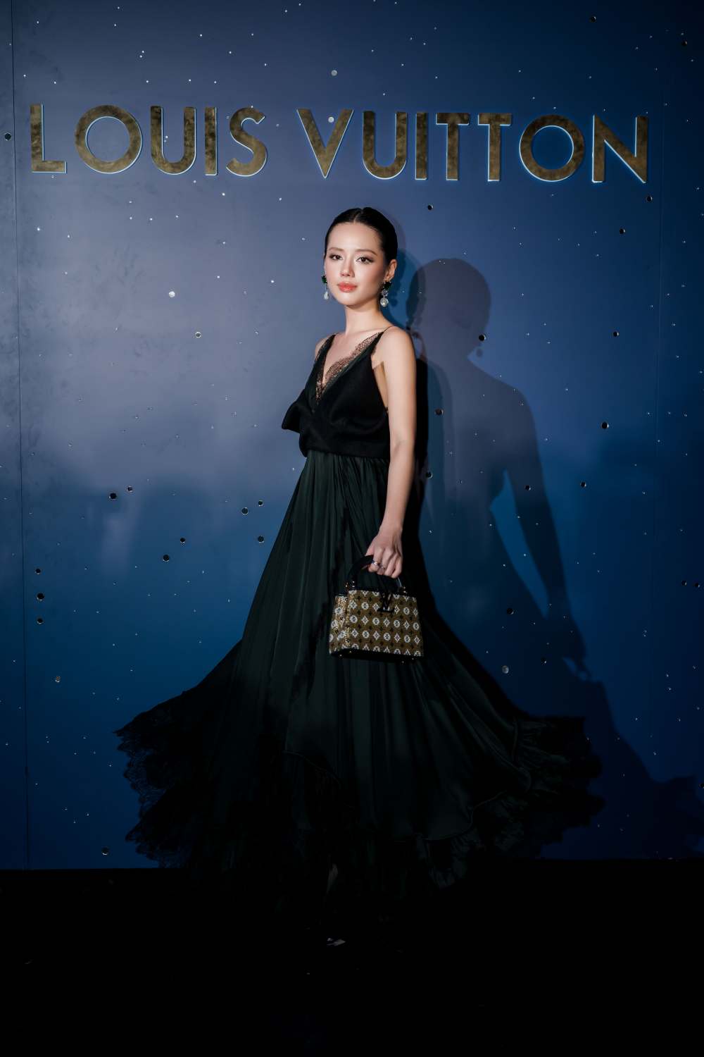 “Co Em Trendy” Khanh Linh xuat hien ngot ngao nhu mot nang cong chua voi mau dam den quyen ru.