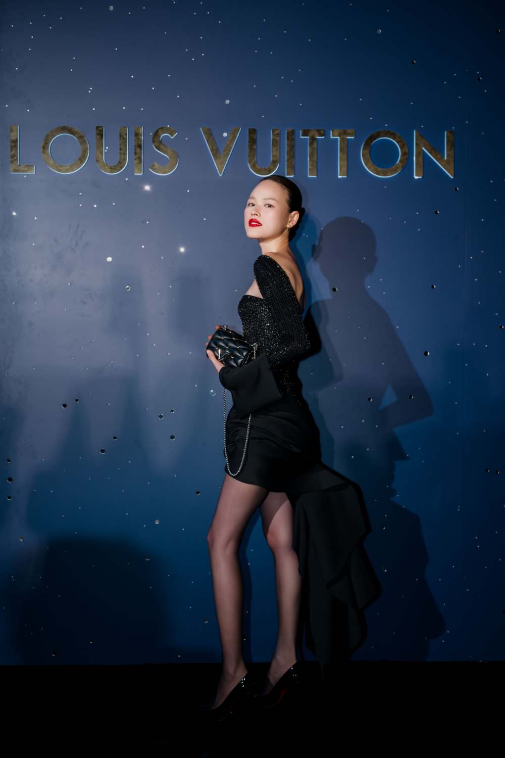 Nguoi mau Tuyet Lan va than thai “high-fashion” khong gi co the lan at tren tham den sieu su kien.