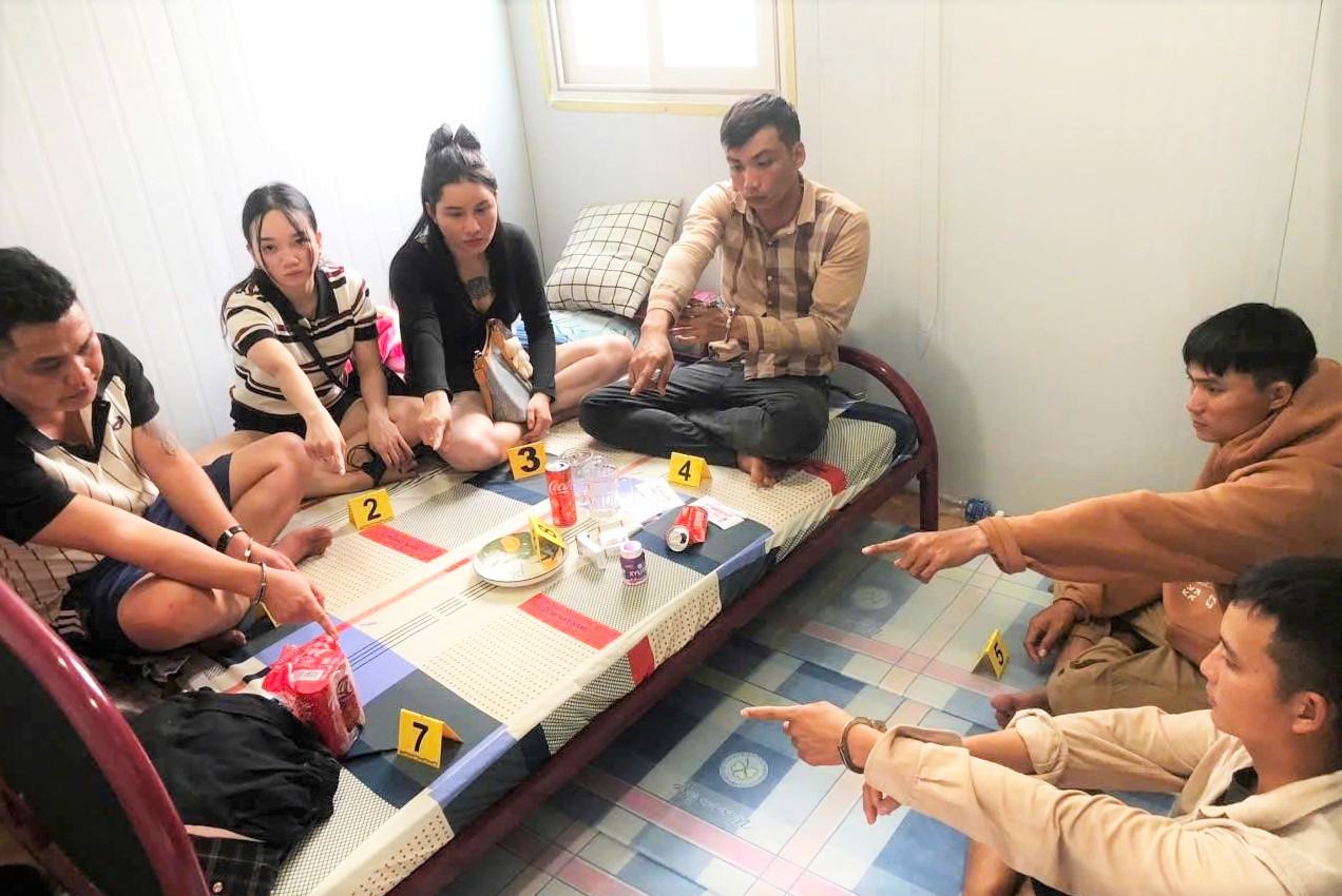 ラムドン省で合計6人の容疑者(男性4人、女性2人)が自宅で麻薬を吸っているところ、警察に現行犯逮捕されました。写真:Luong Sonコミューン警察提供