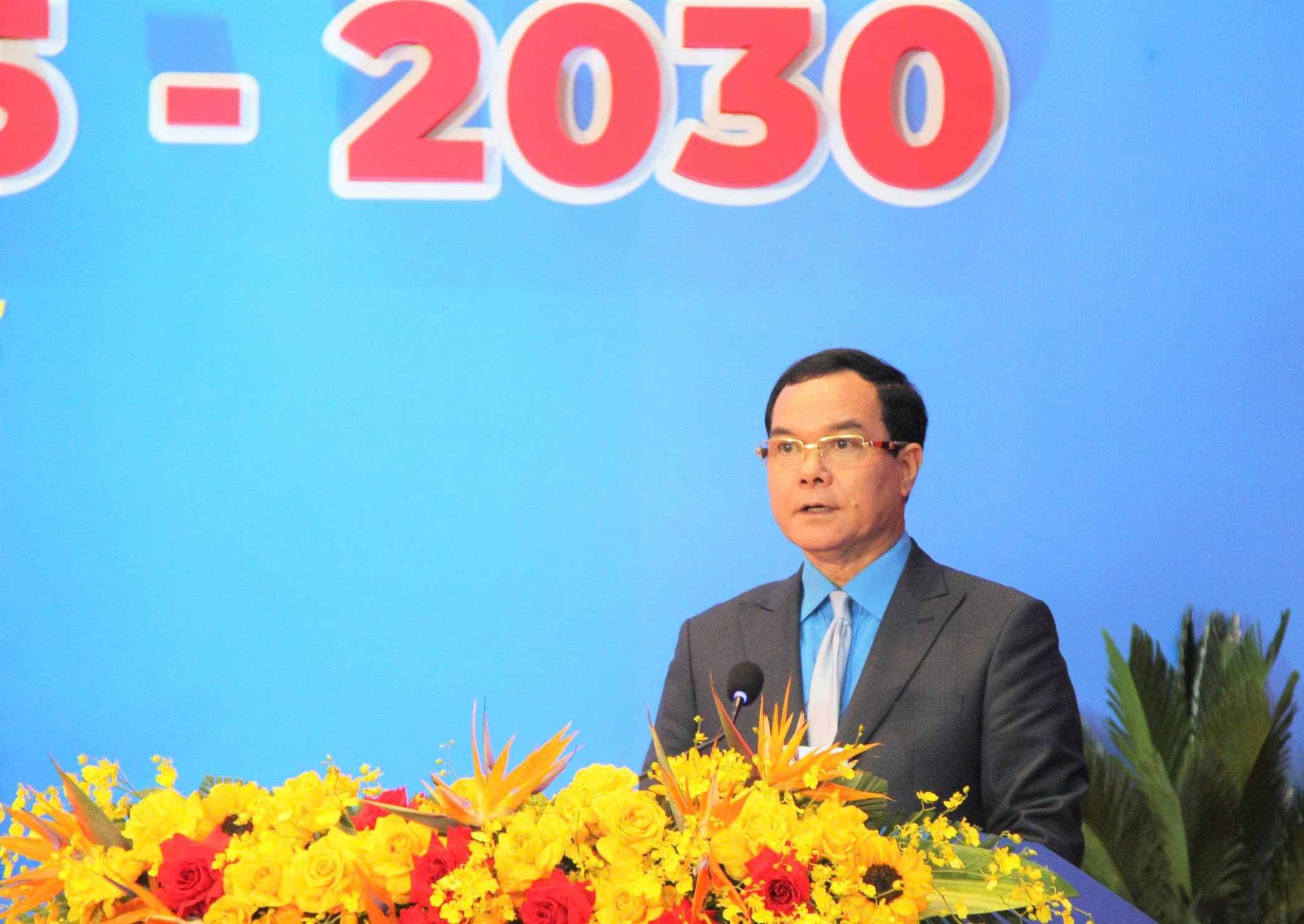 El Sr. Nguyen Dinh Khang Presidente de la Confederacion General del Trabajo de Vietnam propuso que el Sindicato de Da Nang se centre en desempeñar bien su papel de representacion cuidado y proteccion. Foto: Tuong Minh