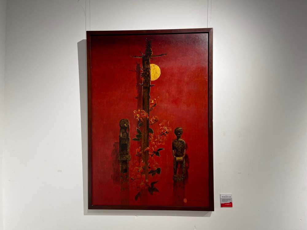 Tac pham “Am vang Tay Nguyen” (Tran Tuan Long) tai hien ve dep hoang so cua vung dat Tay Nguyen qua hinh anh tuong go va hoa rung noi bat tren nen do. Anh: Ngoc Mai