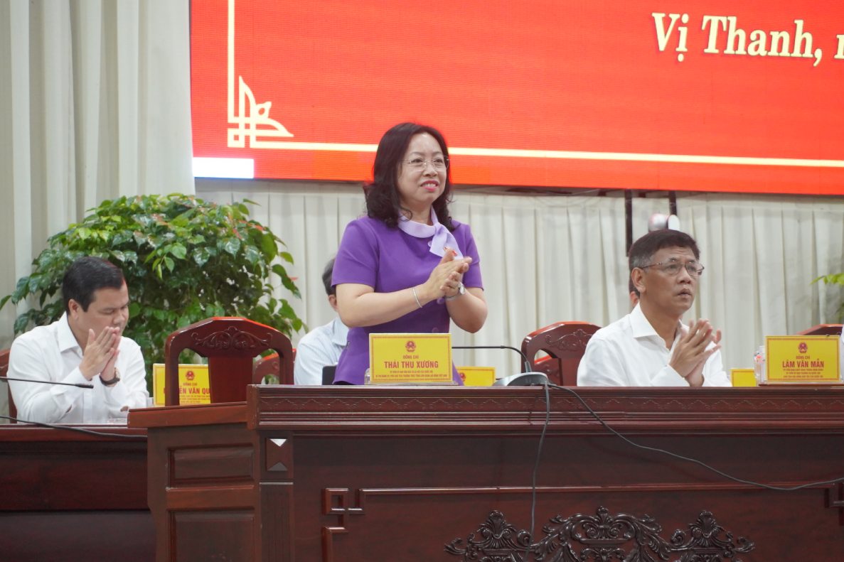 Ba Thai Thu Xuong - Pho Chu tich Thuong truc Tong Lien doan Lao dong Viet Nam tham du buoi tiep xuc cu tri. Anh: Ta Quang