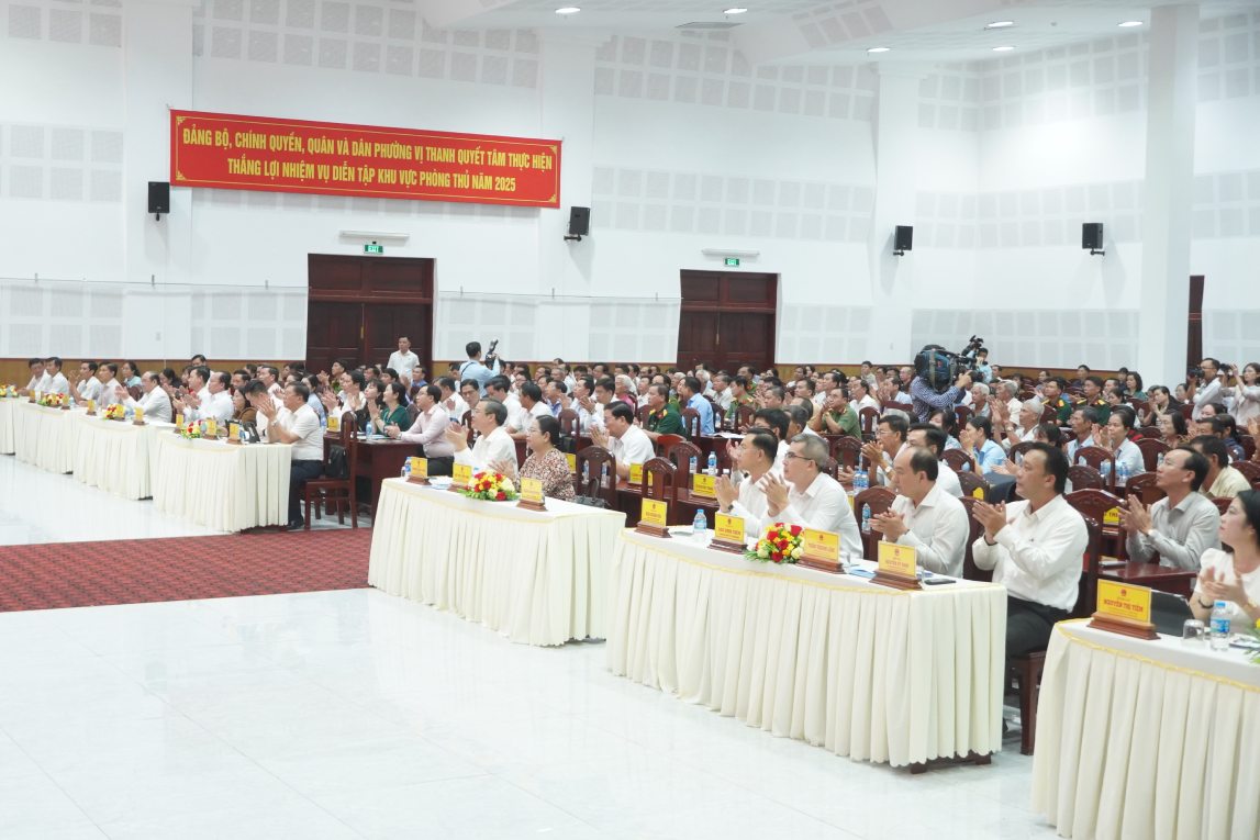 Dai bieu tham du hoi nghi. Anh: Ta Quang