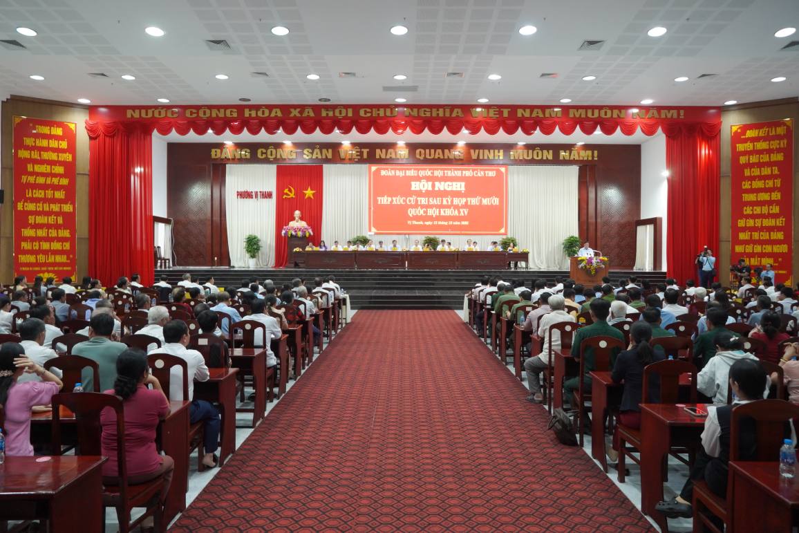 Quang canh hoi nghi. Anh: Ta Quang