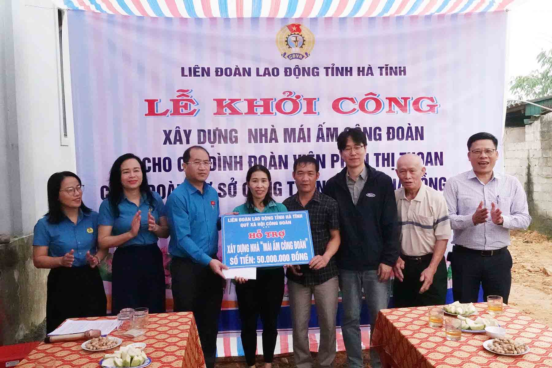The Ha Tinh Provincial Federation of Labor presented support to build a Trade Union Shelter for Ms. Thoan's family. Photo: Tran Tuan.