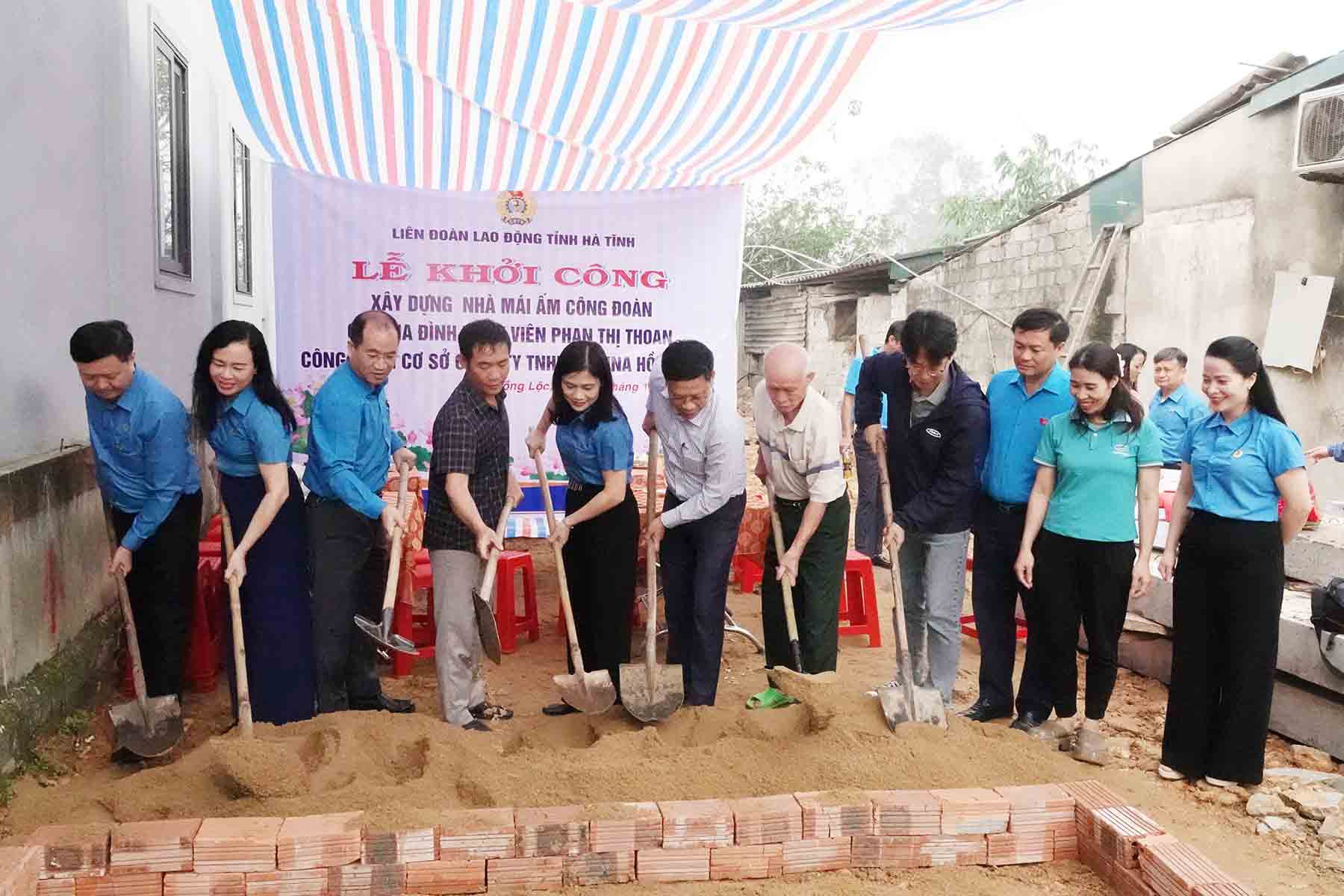 Khoi cong lam nha chi chi Thoan. Anh: Tran Tuan.