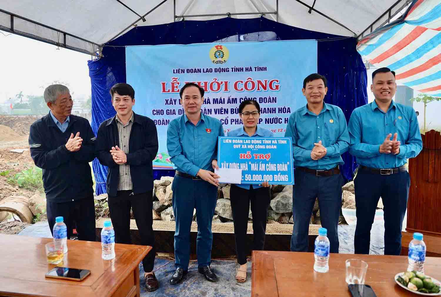 Trao ho tro kinh phi lam nha cho chi Hoa. Anh: Mai Anh.