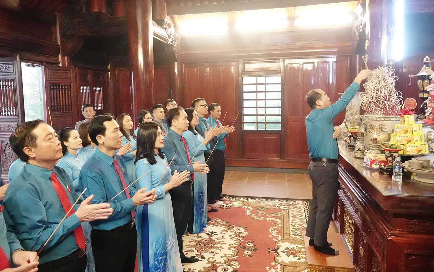  Can bo LDLD tinh Ha Tinh dang huong tai Khu Luu niem Bac Ho ve tham Ha Tinh. Anh: Tran Tuan.