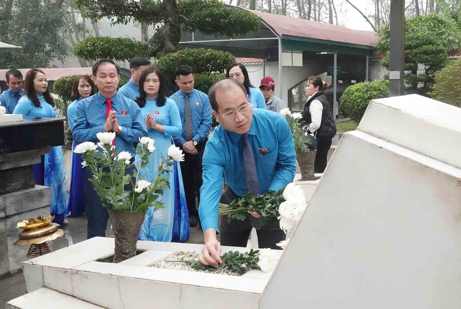 Chu tich LDLD tinh Ha Tinh Nguyen The Hoan cung can bo LDLD tinh Ha Tinh dang huong tai cac phan mo cua 10 Nu TNXP Nga ba Dong Loc. Anh: Tran Tuan.