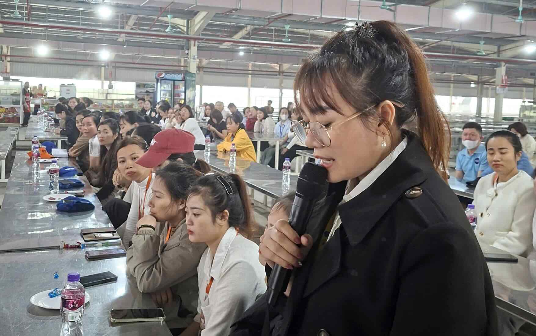 Workers expressed their opinions at the conference. Photo: Nghe An Trade Union