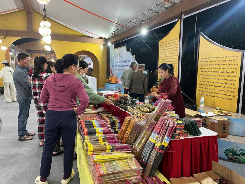 Du khach mua san pham huong cua gian hang gioi thieu san pham lang huong Quang Phu Cau. Anh: Chi Long