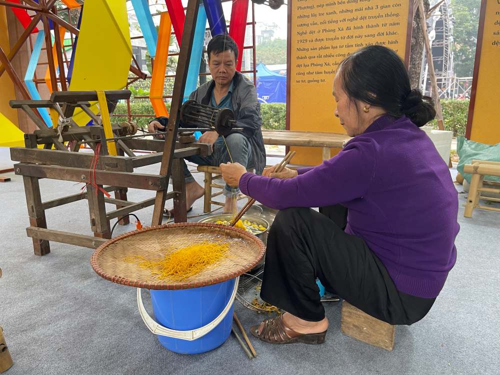 Tung ken tam duoc luoc, se va keo to thu cong - nghe truyen thong Phung Xa van giu dung cach lam xua.