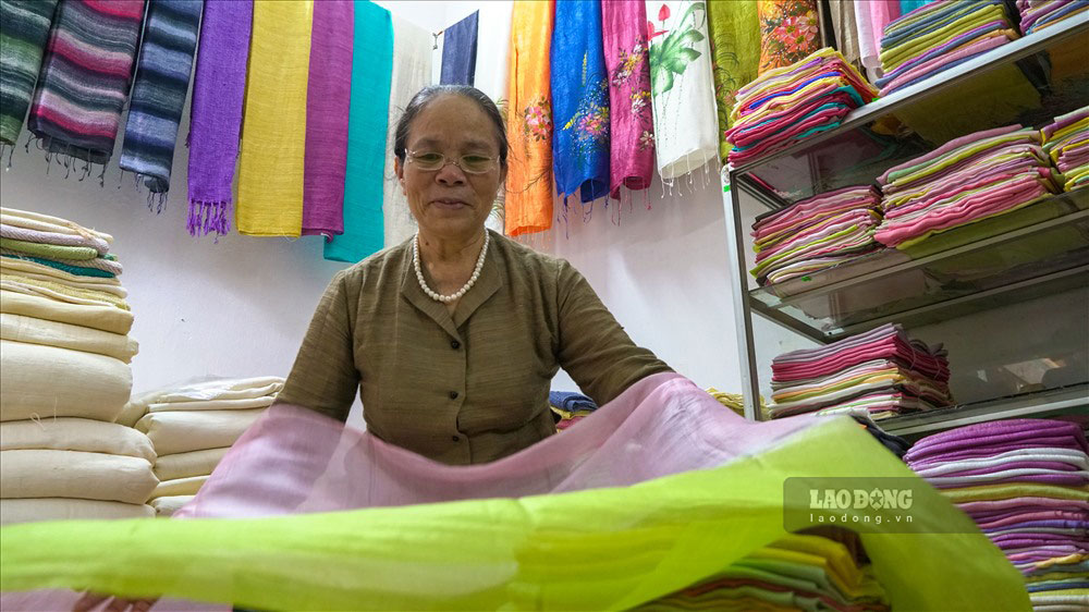 Lua to tam Phung Xa nuc tieng gan xa. Anh: Ta Quang