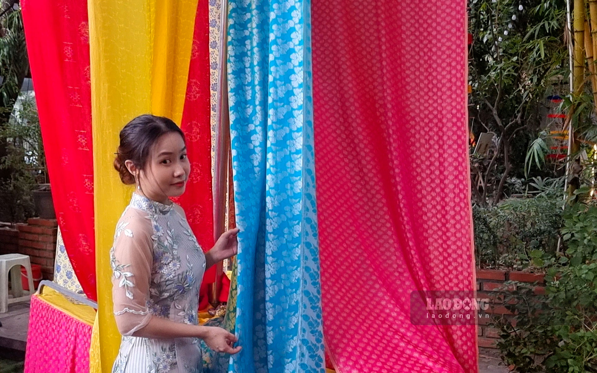 Gioi tre no nuc check in lang Van Phuc - noi nam trong top lang lua dep nhat Viet Nam. Anh: Ngoc Chi